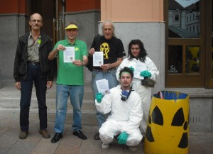 Pécsiek és Greenpeace aktivistái a Nádor bejárata előtt