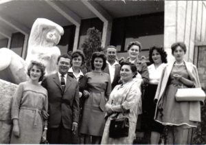Édesanyám (balról a negyedik, szürkés ruhában) és kollégái pedagógus napon az Olympia étterem bejáratánál, 1965-ben. Az Olympia komplexum Gádoros Lajos építész által tervezett, 1958-60 között épült, szocreál elemekkel díszített modern stílusú étterem és cukrászda volt. A szobor Borsos Miklós alkotása