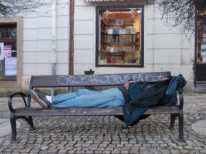 Obdachloser auf Bank im Dezember