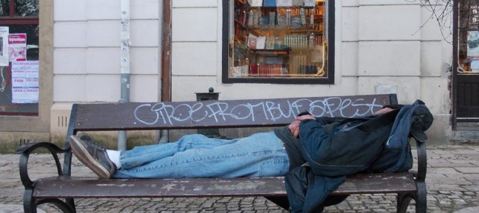Obdachloser auf Bank im Dezember