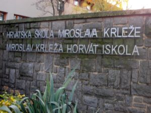 Miroslav-Krzla-Schulzentrum-Eingang_Schulname_1024_9770