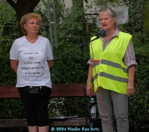 Demo Budaörs. Links die Veranstalterin, Aranka Felföldi