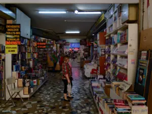 Istanbul_Autorin_im_Buchladen_1920_cr_PG928842