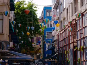 Istanbul_Strassendekoration_1920_cr_PG928887.webp